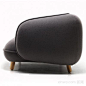 #2012家居设计参考# 从外形看，Iskos-Berlin为丹麦品牌设计的这款沙发Versus，它的样子非常像卡通形象“史努比”，产品组成为一个宽厚的圆形沙发，以及四根非常结实的木头支撑，形象十分可爱时尚。