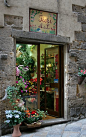 托斯卡纳古老建筑里的花店