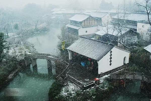 “粉墙黛瓦”即雪白的墙壁，青黑的瓦。江南...