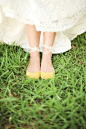 明媚亮丽的黄色婚礼灵感图片 : 黄色色调适合春季和夏季的婚礼，黄色为婚礼带来光明，积极，热情开朗的氛围，创造完美、愉悦的婚礼。