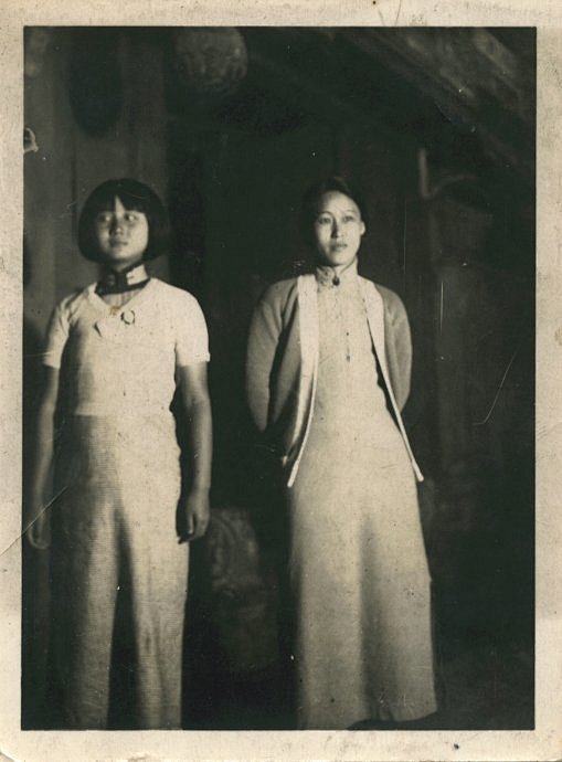 姥姥的异母妹金馨远（左）与母亲
以上照片...