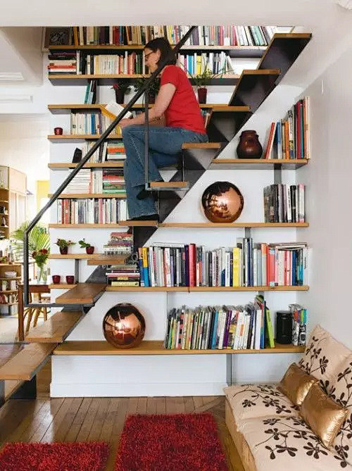 楼梯旁放些书，真好。
