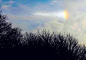 英摄影师：幸运拍到罕见“冰彩虹” 曾疑为UFO 　　2011年3月，摄影师亚当·加森在英国怀特岛上空拍摄到罕见的冰彩虹景象，当时一些人怀疑自己看到了UFO。他表示此前从未见到过类似的景象。加森说：“我看到它漂浮在远处空中，当时就觉得一定是非常奇特的东西。它在空中悬浮的方式几乎与UFO一模一样。我观察了大约20分钟。它一直留在空中，非常明亮，令人难以置信。这是我曾经见过的最美丽的东西。”