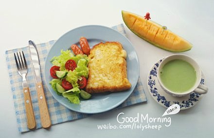 早餐：厚多士，蔬菜沙拉，煎香肠，哈密瓜，...