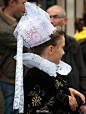 法国布列塔尼地区的传统服饰中的各种蕾丝帽La coiffe，其实相当有欧洲中世纪女装头巾帽的遗风。 ​​​​