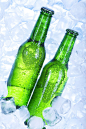 冰块上的两瓶啤酒图片
