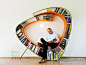 [Atelier 010设计的多功能书架"Boekenwurm"] #千年舟家居生活·创意家具#由荷兰设计师Atelier 010设计的一款多功能书架”Boekenwurm”(书虫)，这个设计将书架和椅子有机地结合在了一起。漂亮时尚，曲线造型，犹如一个曲线针，在上面坐着休息的同时也能阅读。