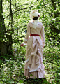 芬兰古装博主Couture Mayah制作的一件1880年散步装，粉色细条纹面料搭配白色蕾丝花边，深红天鹅绒腰带，草帽上装饰白纱和花朵，看上去安详又雅致。衣着款式是1880年最流行的无拖裾紧腿版，外裙在身后别起，衬裙上有数道褶边，形如一尊花瓶。 ​​​​