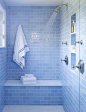 马修·格里森的蓝色瓷砖浴室