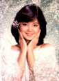 #花瓣人物志#邓丽君（1953年1月29日－1995年5月8日），一代歌后。她的声音甜美圆润、温婉动人，其形象温文尔雅、亲切可人，是80年代华语乐坛和日本乐坛的巨星。是一位在全球华人社会具有相当大影响力的台湾歌手，亦是20世纪后半叶最富盛名的华语和日语女歌手。她与生俱来的完美音色演绎出无数传唱至今、余韵绕梁的歌曲，聆听她天籁般的歌声是种美妙的享受。在《新中国最有影响力文化人物》评选当中，邓丽君被选为港台最有影响力的艺人。据统计邓丽君的唱片销售量已超过4800万张。