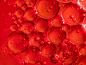 油滴和气泡漂浮在水与红色背景-1 @chase_J