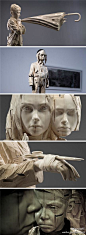 leewiART：Gehard Demetz是一位意大利木雕艺术家。第一次看到他的儿童雕像，瞬间产生一种无法言喻的凝视感。他用木块组合成雕塑体块，并巧妙留出间隙，木头的精细雕琢和残破的块面形成强烈对比。散发出一种鬼魅般的力量。