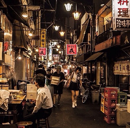 日本东京的另外一面，经过大街小巷穿过表面...