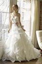 一件漂亮的婚纱，会将女人的美演绎到极致。让身处浪漫婚礼的新娘，变成人间最美最快乐的女人。Moonlight Couture 2012秋冬婚纱款式全新发布。