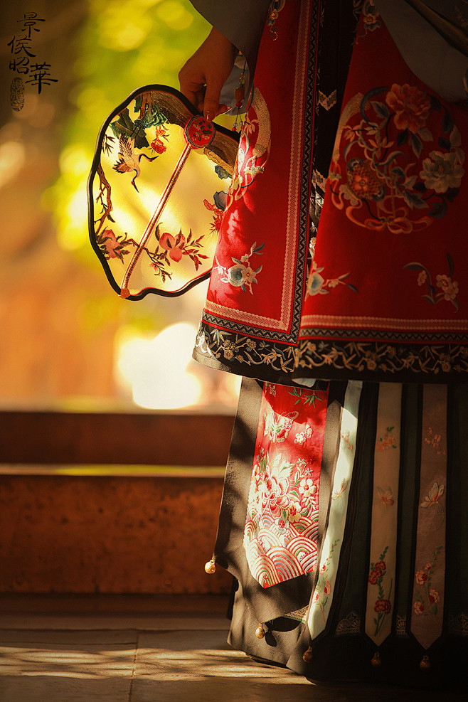 春去春来已无踪，花谢花开雨朦朦。
山盟海...