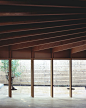 树型房子——富士山建筑师工作室，这种建构模式定义为极坐标体系，描述元素的位置与中点的距离和角度。具体上，它由51mm厚的单板拱形梁柱框架相对旋转11.25°形成放射型的建构体系。