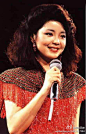 精彩历史：【1995年5月8日 邓丽君猝逝于泰国】邓丽君的声音甜美圆润、温婉动人，是80年代华语乐坛和日本乐坛的巨星。对华语乐坛，尤其是文革后的中国大陆流行音乐有极大的影响，去世至今受到无数歌迷的推崇与怀念。据统计邓丽君的唱片销售量已超过4800万张。