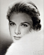 格蕾丝·凯利（Grace Kelly）：美国著名电影明星，奥斯卡影后。1929年生于费城，1956年嫁给摩纳哥王子，成为王妃和王后，轰动一时。1982年死于车祸，年仅53岁。

