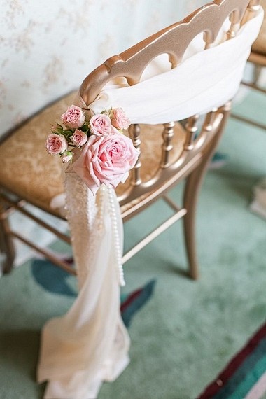 珍珠在婚礼椅背上的创意布置灵感，有着'复...