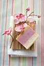 在上面,花朵,花,无人,粉色_gic7284551_Soap and flowers on wooden soap dish on towel_创意图片_Getty Images China