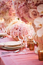 浪漫的粉色同金色的餐桌布置细节--汇聚婚礼相关的一切