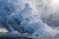 May 22, 2018 - 夏威夷基拉韦厄火山（Kilauea Volcano）喷出的岩浆涌入太平洋，使海水蒸发形成有毒蒸气云，美国夏威夷。根据美国地质调查局报告，至5月21日，火山岩浆与海水作用产生的有毒蒸气云已在夏威夷大岛南岸蔓延超过24公里。高温岩浆与海水接触后将产生含有盐酸和玻璃微粒的 @iDaily每日视野 ​​​​
