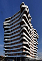 24H architecture设计的荷兰Hatert多层住宅楼。这座新近完工的建筑共有13层，每层楼的转角都设计了外形不规则的阳台。