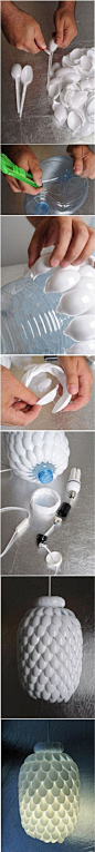 DIY一个漂亮的吊灯~】用1堆白色塑料勺子+1个大号矿泉水瓶+白炽灯泡+带线开关等材料制作的吊灯，造型看上去还不错~