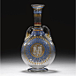19世纪法国玻璃大师Joseph Brocard的作品。琉璃艺术大师Emile Galle最崇拜的就是Joseph Brocard，其对于Galle创作风格的形成产生不小的影响。第一件1871年Joseph Brocard在巴黎创作的镀金长颈玻璃花瓶，点缀的蓝色，红色，乳白色和绿色瓷漆，这件出现在那一年世博会上的作品苏富比拍卖行拍出50000英镑