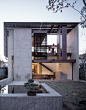 [太阳伞住宅 Solar Umbrella House by  LAWRENCE SCARPA and ANGELA BROOKS]太阳伞住宅 Solar Umbrella House位于加州Venice，掩映在四周都是单层平房的住宅区。 Solar Umbrella House开创了下一代加州现代建筑的先例。建筑师将一座只有60平米的平房改造成了现在这座拥有176平米的现代别墅。受到建筑师Paul Rudolph 的Umbrella House 的启发，太阳伞住宅（Sola......