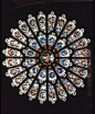 玫瑰窗（The rose window）| 也称玫瑰花窗，为哥特式建筑的特色之一，指中世纪教堂正门上方的大圆形窗，内呈放射状，镶嵌着美丽的彩绘玻璃，因为玫瑰花形而得名。