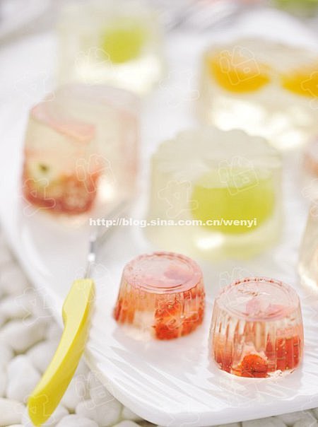 冰凉水晶果冻
1.将草莓放在淡盐水里浸泡...
