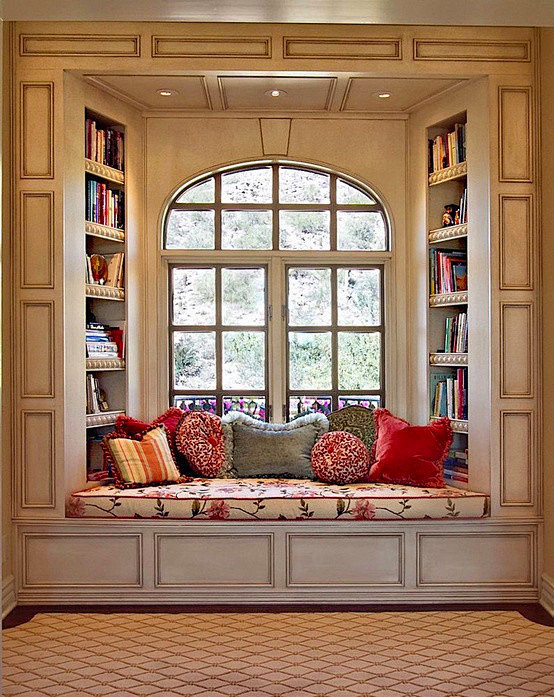 飘窗被设计成舒适的小憩看书的场所，透露出...