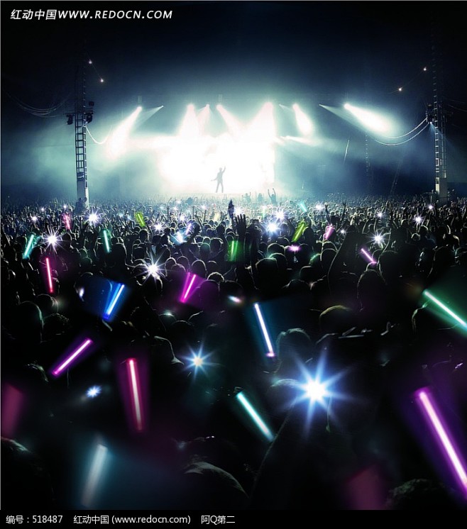 演唱会现场观众挥舞的荧光棒图片