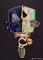 William Harper
纽约艺术家，珠宝设计大师
Harper艺术生涯初期为抽象画家，为获得更强烈的色彩，70年代开始用金、银制作珐琅艺术首饰，品中强烈的色彩和抽象的线条，使他的首饰充满超自然灵气，像护身符，又像部落首领的礼器，
用来唤醒神秘的力量。#珠宝设计##设计##生活如诗##艺术# ​​​​...展开全文c