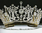 3. 玛格丽特公主的“钻石胸针皇冠” 价值：344,448美元

　　身为玛丽女王的孙女，伊丽莎白二世的妹妹，乔治六世国王的小女儿，玛格丽特公主所拥有的财富举世无双。来自于这样荣耀的皇室家族的女子，自然拥有很多世界级的珠宝首饰，其中以“钻石胸针皇冠”最为著名。这顶皇冠上的钻石均依照老式切割法磨制，以卷轴形镶嵌作为主题，最令人称奇的是，这顶奢侈的钻石皇冠可以拆成一条项链以及11枚华丽的胸针！每枚胸针以玛格丽特公主姓名的首字母“M”为基本造型，旁边环绕耀眼的碎钻，约2.7厘米高。
