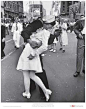 改变世界的10张照片
一张并不是你想的那样浪漫的照片
    “太平洋战争胜利日，时代广场，1945” 也可以叫做 “吻” ——阿尔弗莱德·艾森斯塔特，1945　　
    1945年8月14日，日本投降的消息在美国宣布，标志着第二次世界大战的结束。街头掀起了狂欢的庆典，但也许没有人能比那些穿着制服的军人、护士们更感到解脱。因为尽管他们中的许多人最近刚从欧洲战场的胜利中凯旋，他们却面临着不得不再次出航的命运——这一次是驶向血腥的太平洋。
，“太平洋战争胜利日”拍的并不是所期望的失散多年的恋人的拥抱，但它也