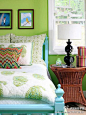 [] 加利安家居古董床经过青绿色粉刷之后焕发出新的生命力，而绿色的背景墙也使的整间房间显得非常色彩鲜艳。选用一些大胆的色彩，让你的卧室变的与众不同。#家居##加利安#来自:新浪微博