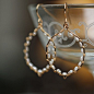 米珍珠搭配金属就是有这样的默契，细腻而不柔弱独特的造型就像打开了饱满的石榴一样。Spoiled Brat的设计多变而独特，细致而具强烈性格，就像今天的女性一般，高贵中带着利落的优雅。游刃于时尚设计前端的同时，Spoiled Brat在材质选择方面也有他们的坚持，设计师选用纯银14,18K金，以及来自世界各国的天然彩色宝石来制作作品，使得她们的作品更多了一份永恒的价值。
