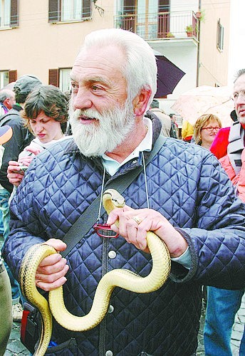 意大利有座“蛇城” 家家户户都养蛇(图)