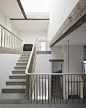 海边住宅，英国 / 6a architects -  谷德设计网 - 锥形的垂直橡木杆作为楼梯栏杆