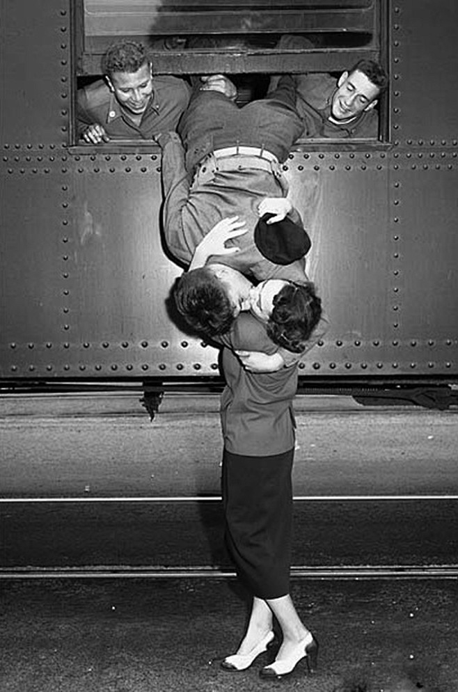 二战摄影师镜头下的吻