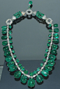 Indian Emerald Necklace, Colombia    Este art deco, collar de estilo indio cuenta con 24 gotas esmeralda de tamaños graduados, cada uno unido por una esmeralda pequeña perla. Todos se fijan en platino con cientos de pequeños diamantes.