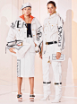 意大利奢侈品牌 Versace（范思哲）2019早春度假系列LookBook，本季系列设计师以前卫的设计搭配荧光色，打造个性潮流时尚。