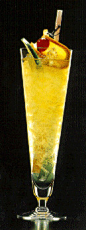 天蝎宫 SCORPION；材料：
白兰地--------------30ml 
无色兰姆酒----------45ml 
柠檬汁--------------20ml 
柳橙汁--------------20ml 
莱姆汁--------------15ml 
柠檬片--------------1片 
莱姆片--------------1片 
红樱桃--------------1粒
用具：调酒壶、高脚玻璃杯、吸管
做法：
1.将冰块和材料依序倒入调酒壶内摇匀 
2.倒入装满细碎冰的杯中 
3.用柠檬.莱姆.