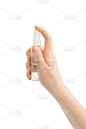 一名妇女手持酒精洗手喷雾作为预防冠状病毒的卫生措施。