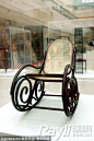2013年4月1日，Vitra设计博物馆百年经典椅子展在北京开幕。由世界最为知名的椅子博物馆——意大利Vitra设计博物馆提供展品的Vitra设计博物馆百年经典椅子展在北京金融街购物中心拉开帷幕。这也是意大利Vitra设计博物馆首次在华举行展览，原本只在米兰展出的100把经典座椅模型形象地表现了1800到1990年世界设计艺术的发展史。该展览将金融街购物中心一楼中庭展出至5月4日。此次展览以时代为背景，以座椅为主线，展示世界设计史的发展历程，折射出两个世纪以来人类在历史变迁中设计思想的参照，使观众对人类自