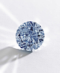 这颗重达14.82克拉的稀有橙色钻石近日在佳士得(Christie’s)的日内瓦拍卖会中以破纪录 3,554万美元成交。这颗深橙色梨形钻石是在南非发现，美国宝石学院(GIA)将它认证为最浓艳鲜活的艳彩(fancy vivid)等级，是彩色钻石中的最高级别。专家指出，纯橙色钻石又名“火钻”，是极度罕有的钻石品种，以往的拍卖会中只出现过数颗，而且无一超过6克拉，这颗橙色钻石是世上有纪录的最大艳丽橙色。
