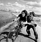 LOFTER学骑自行车

1961年，Robert Doisneau摄

---

微信公众号：老相册 / VintagePhotos
