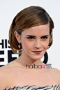明星发型鉴定团：艾玛·沃特森 (Emma Watson) 跟风“盖茨比女郎”，藏起长发伪装复古Bob头！